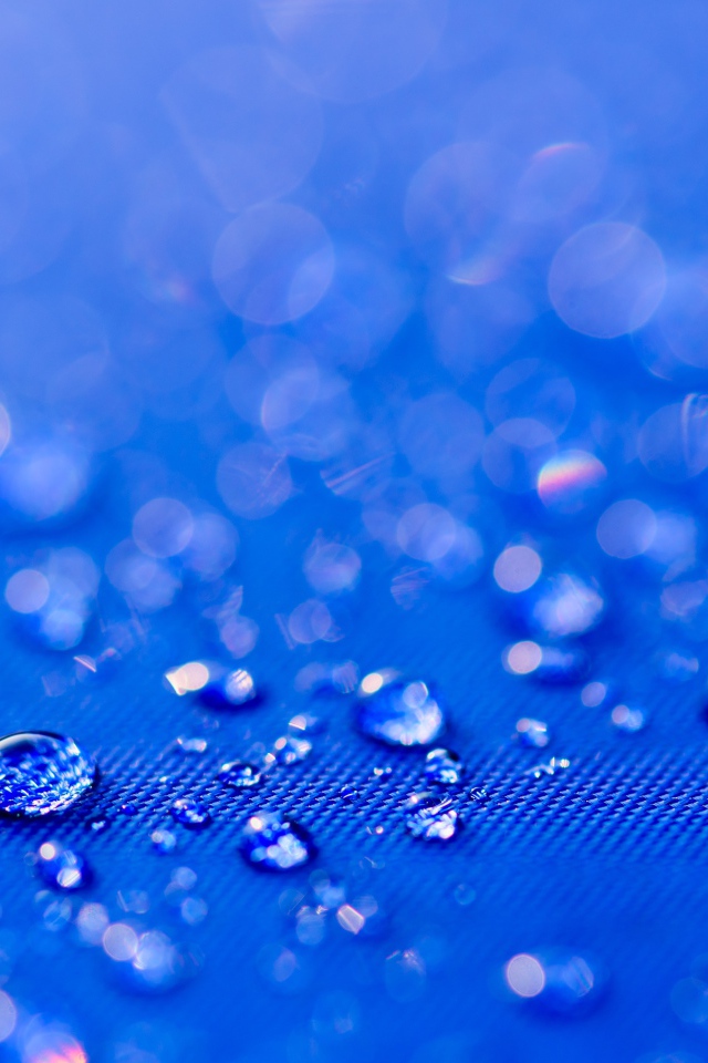 Много капель воды на синем фоне