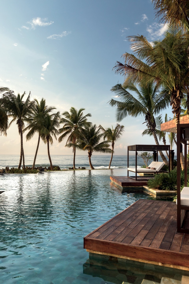 Место для отдыха на тропическом пляже у воды 