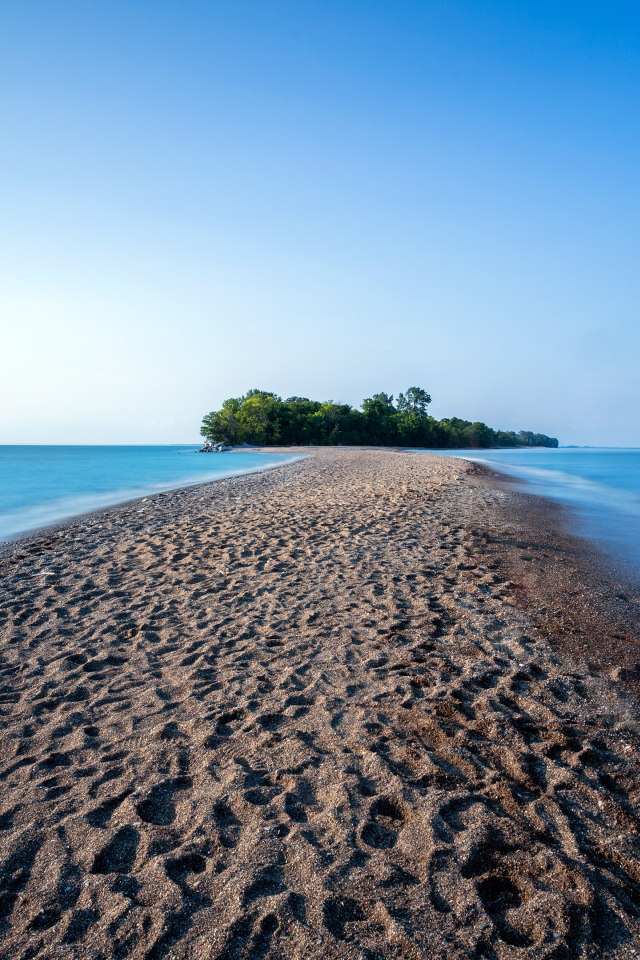Дорога из песка разделяет океан 