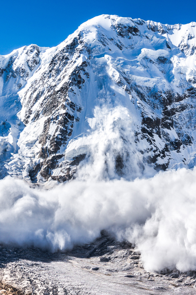 Лавина сходит из заснеженных Альп, Швейцария