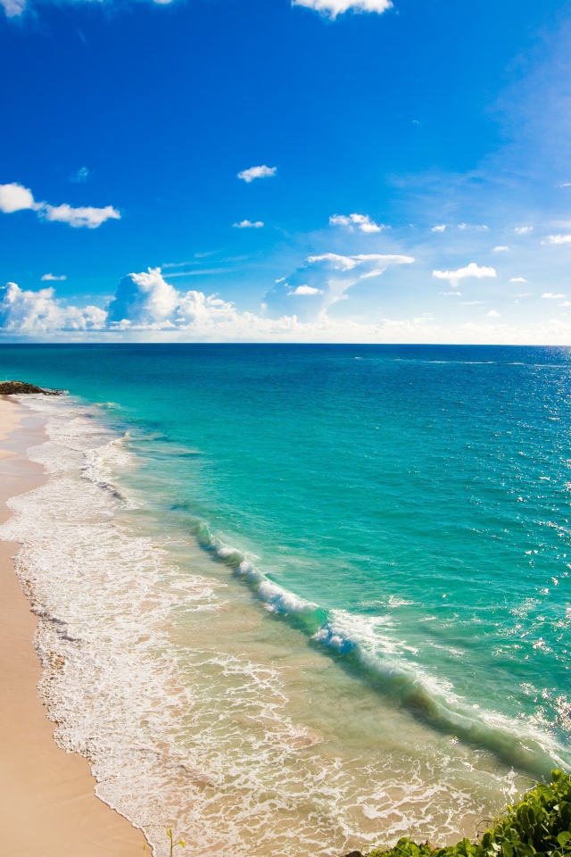 Красивый голубой океан с желтым песком на пляже