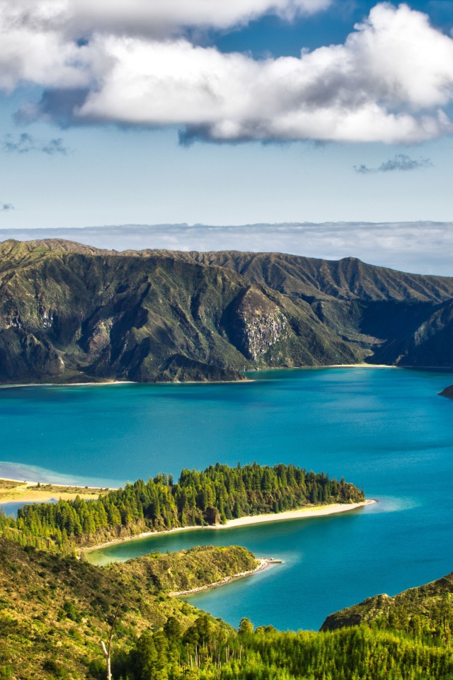 Красивый вид на голубое озеро у гор