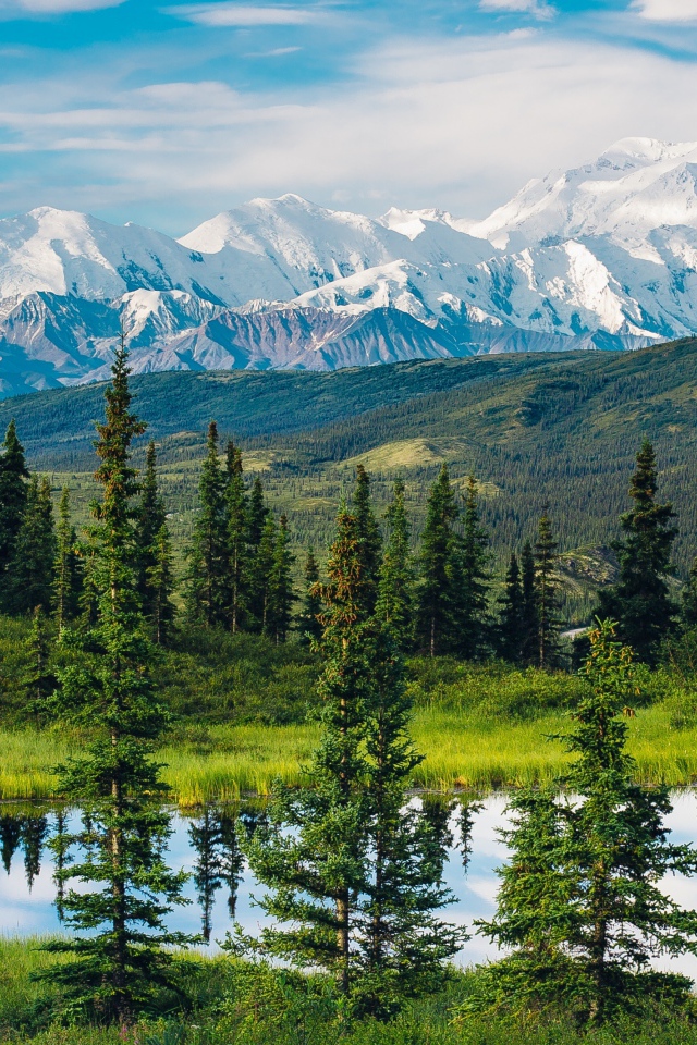 Красивый вид на горы, лес и озеро, Аляска
