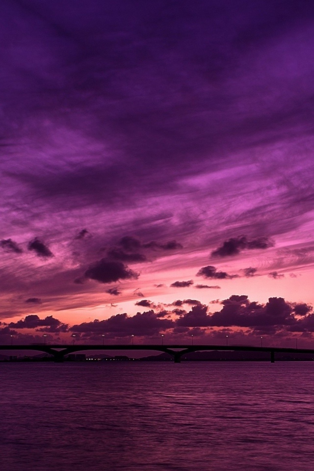 Красивое фиолетовое небо отражается в воде