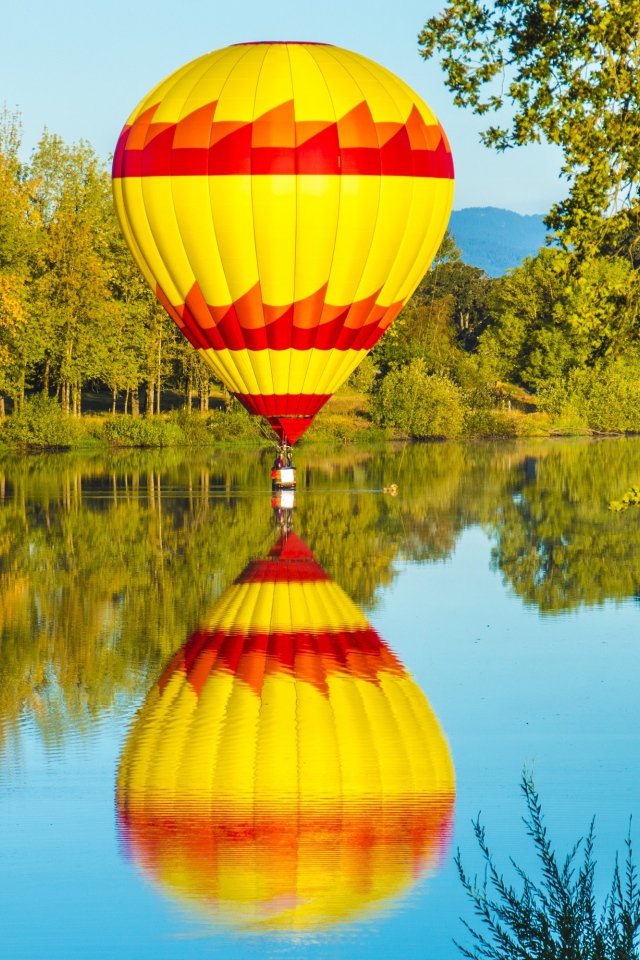 Большой воздушный шар над озером