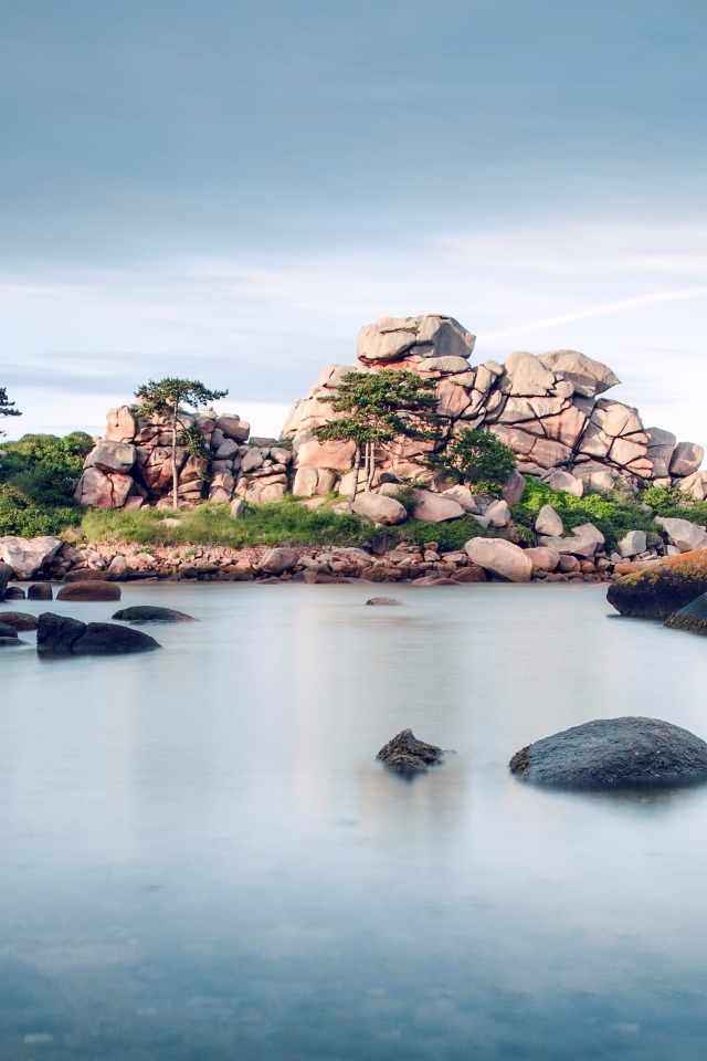 Большие камни в воде у берега