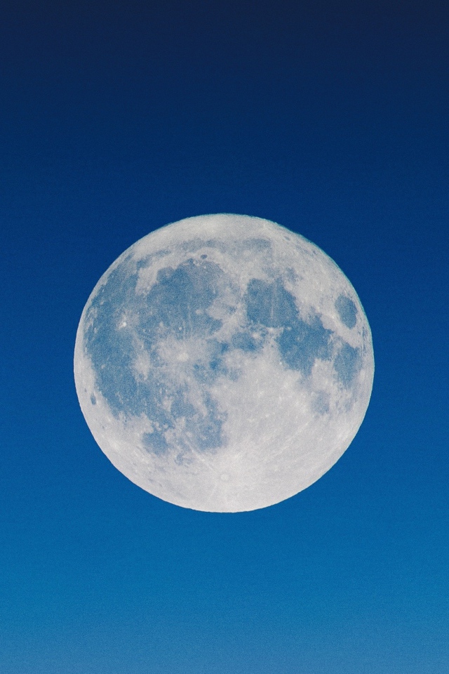 Большая белая луна в голубом небе