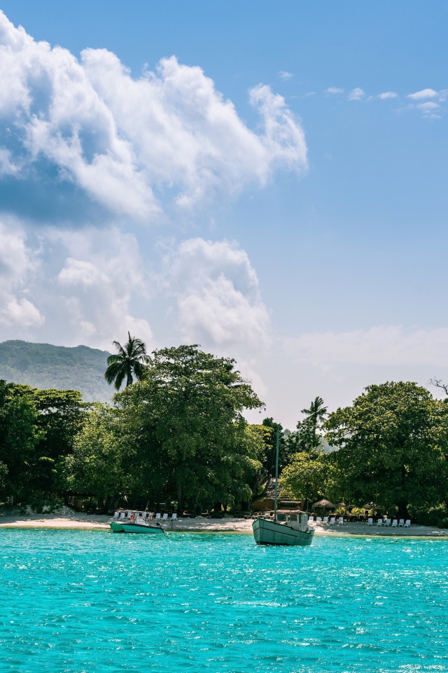 Лодки у берега острова Маэ на Сейшельских островах под красивым небом