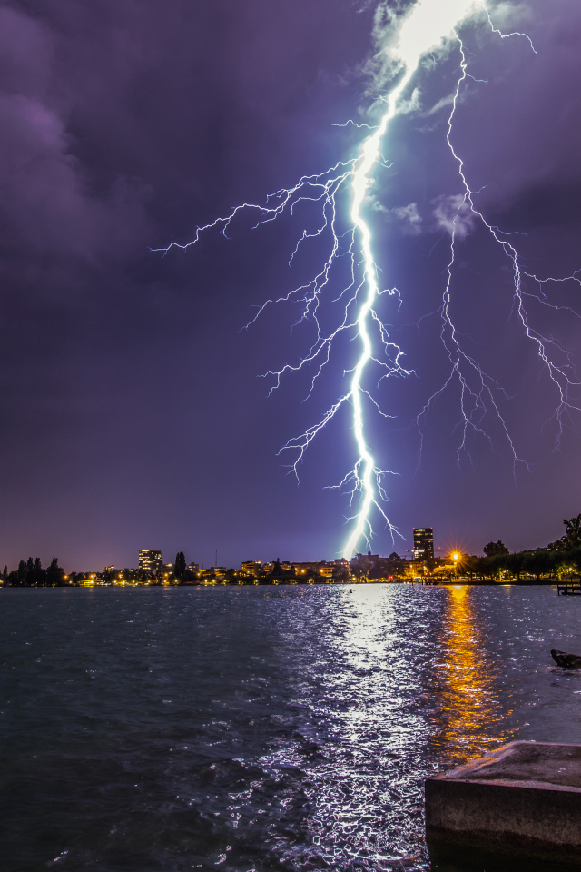 Яркая молния в небе на фоне воды