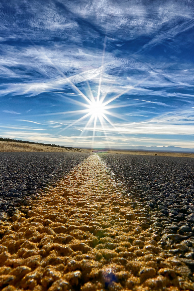 Яркое солнце в голубом небе над трассой