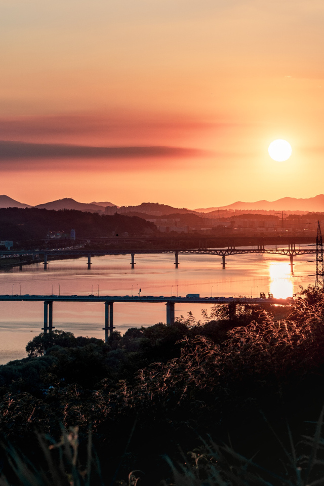 Рассвет над мостами над рекой 