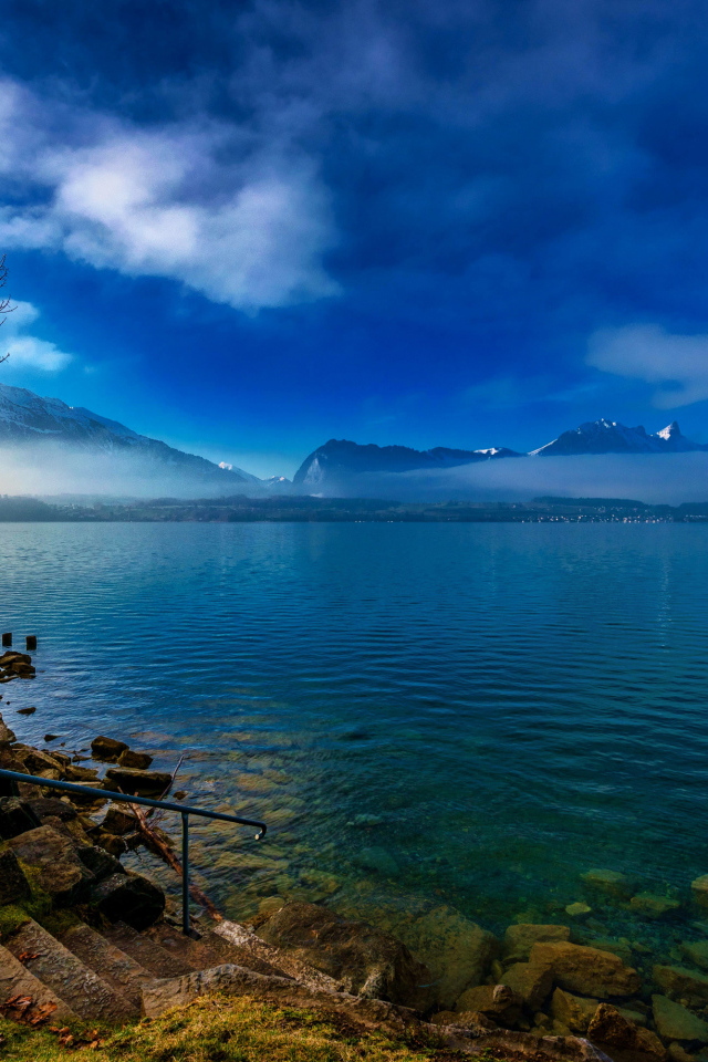 Туман над озером на фоне гор 