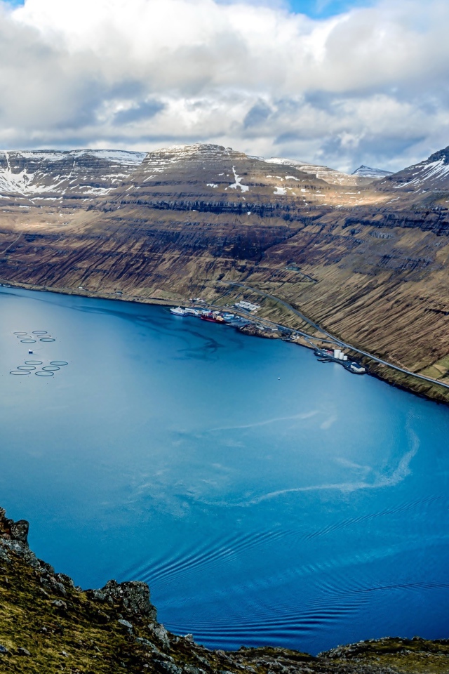 Озеро между гор под красивым небом, Фарерские острова