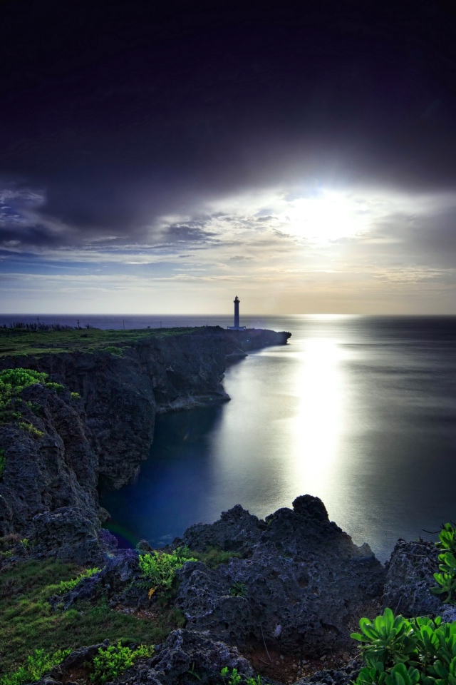 Маяк на побережье под красивым небом на закате солнца