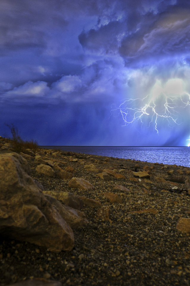 Молния в море пронзает грозовое небо 