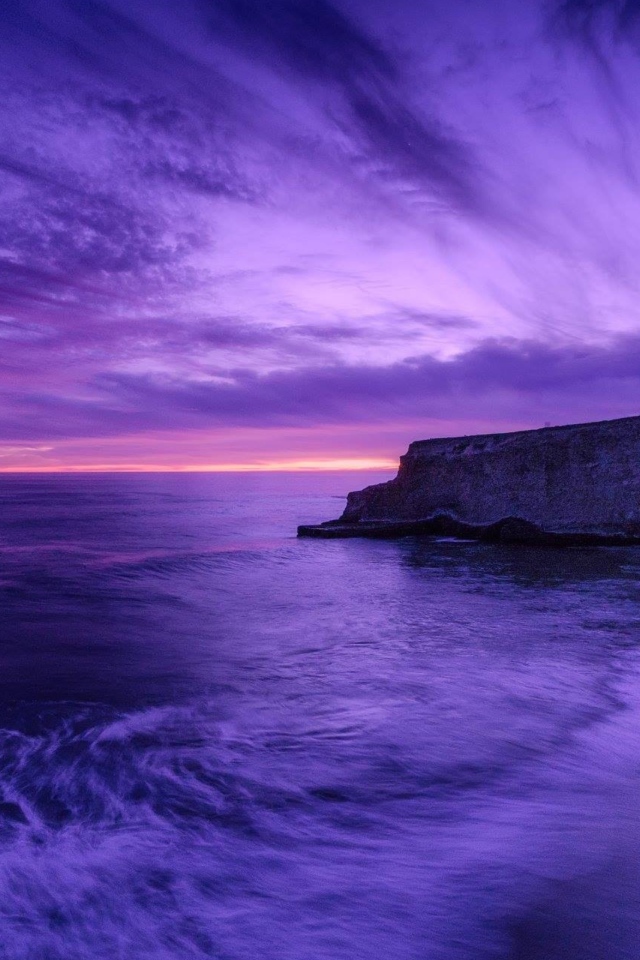 Сиреневый закат над морем