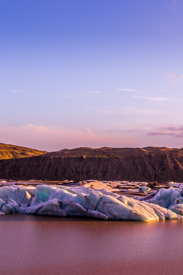 Тающие ледники под красивым сиреневым небом