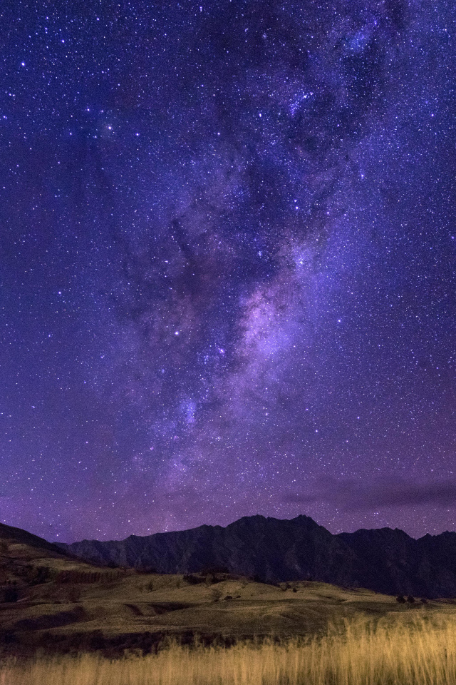 Млечный путь в звездном небе над горами