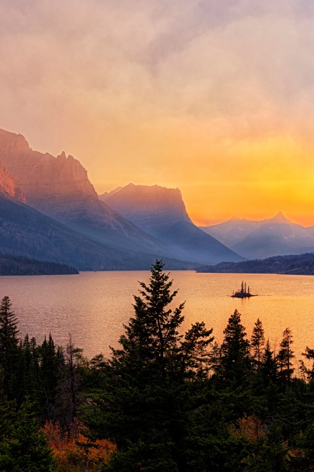 Горы, озеро и хвойный лес на рассвете, Национальный парк Глейшер, США