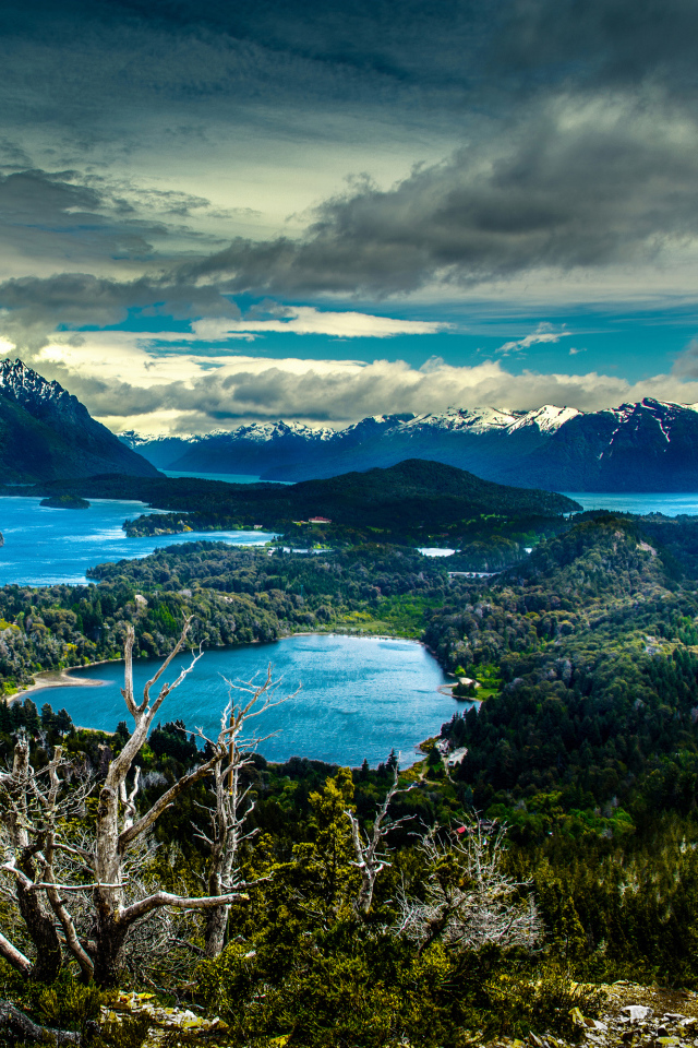 Горы под красивыми облаками в национальном парке, Аргентина