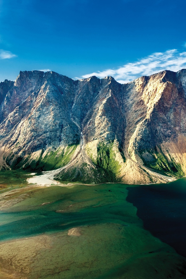 Горы с озером под голубым небом