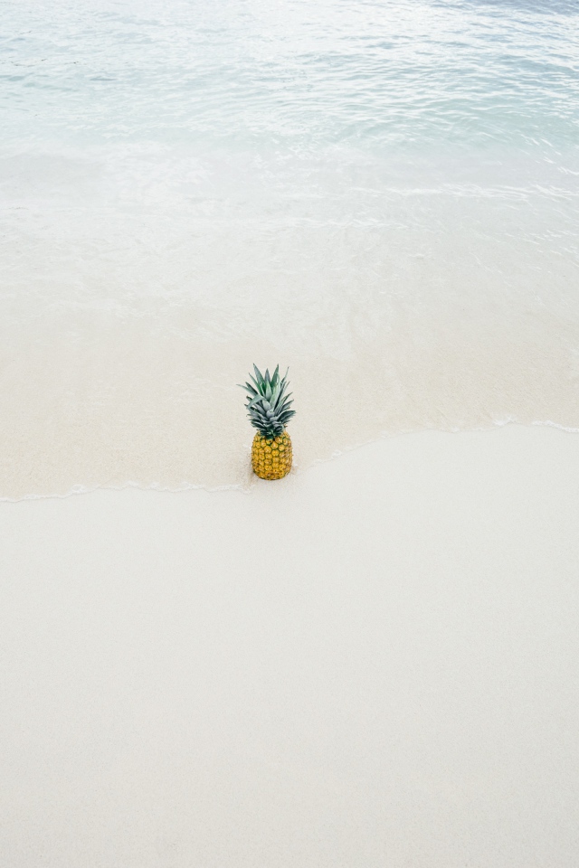 Ананас в волнах прибоя