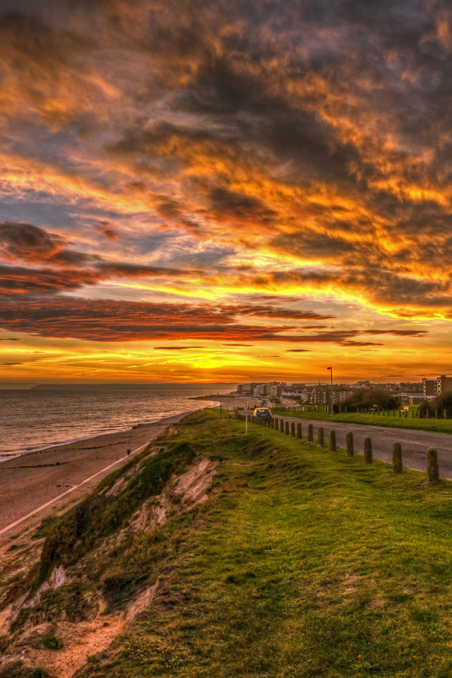 Набережная на закате солнца под красивым небом 