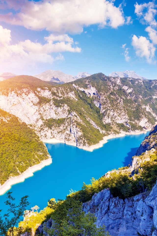 Река в горах под красивым солнечным небом