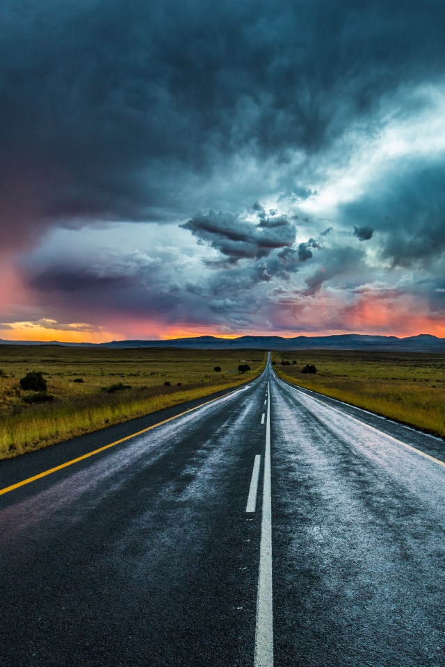 Дорога под красивым пасмурным небом