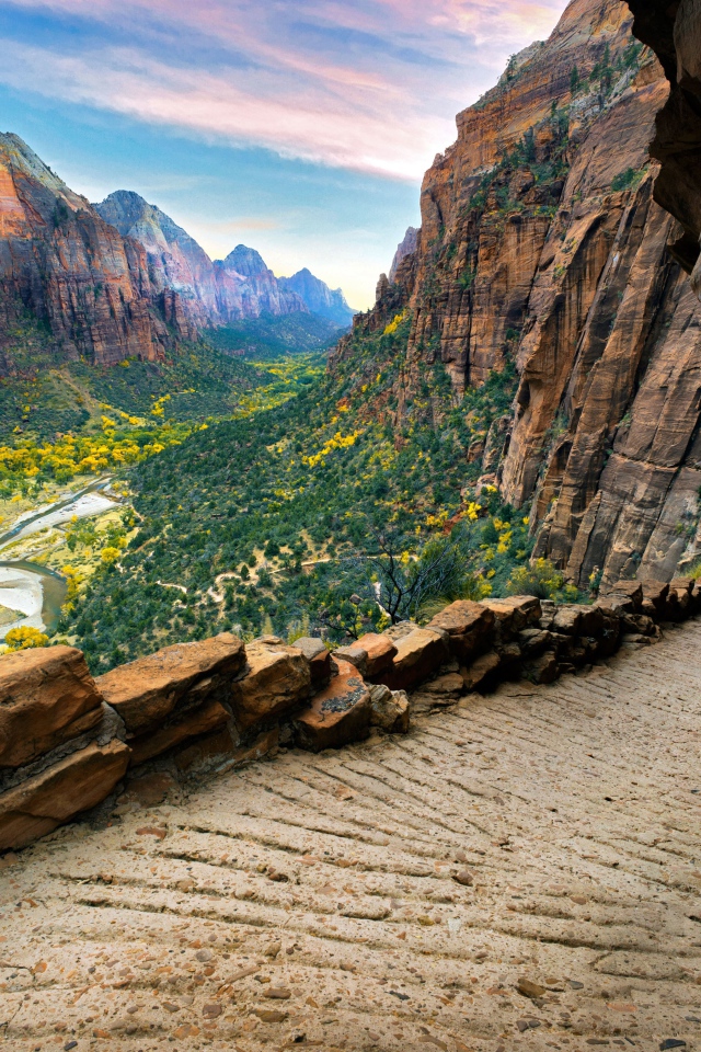 Скальное образованиеЭнджелс Лендинг,  Юта. США