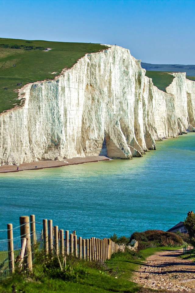 Скалы Белые клифы Дувра у моря под голубым небом, Англия