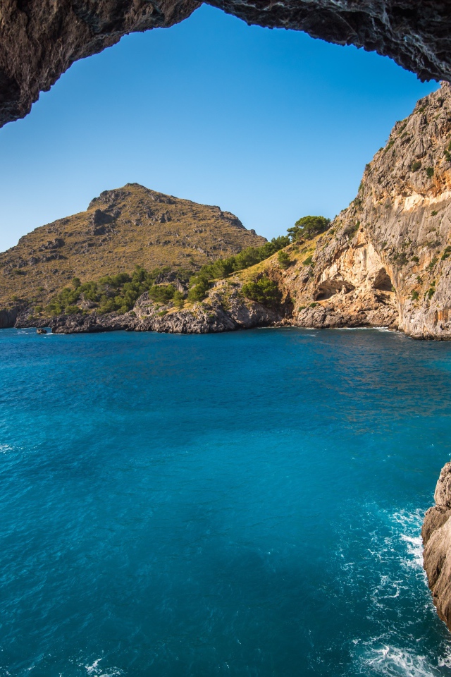 Скалы в морском заливе под голубым небом