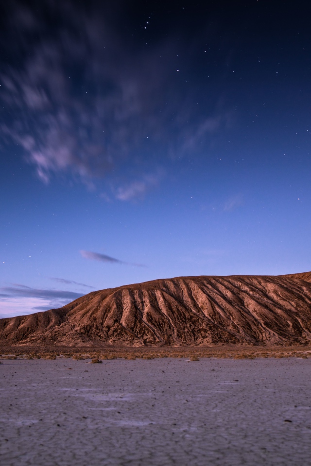 Скалы под красивым голубым небом вечером