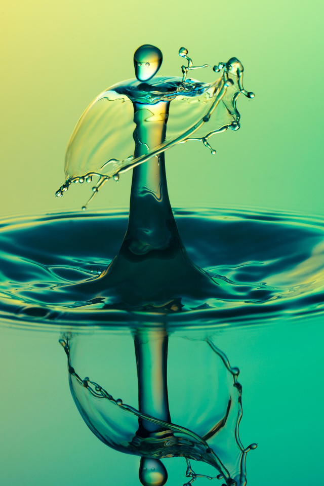 Брызги капли на воде