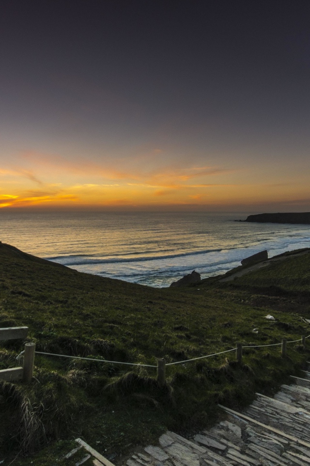 Каменные ступеньки к морю на закате