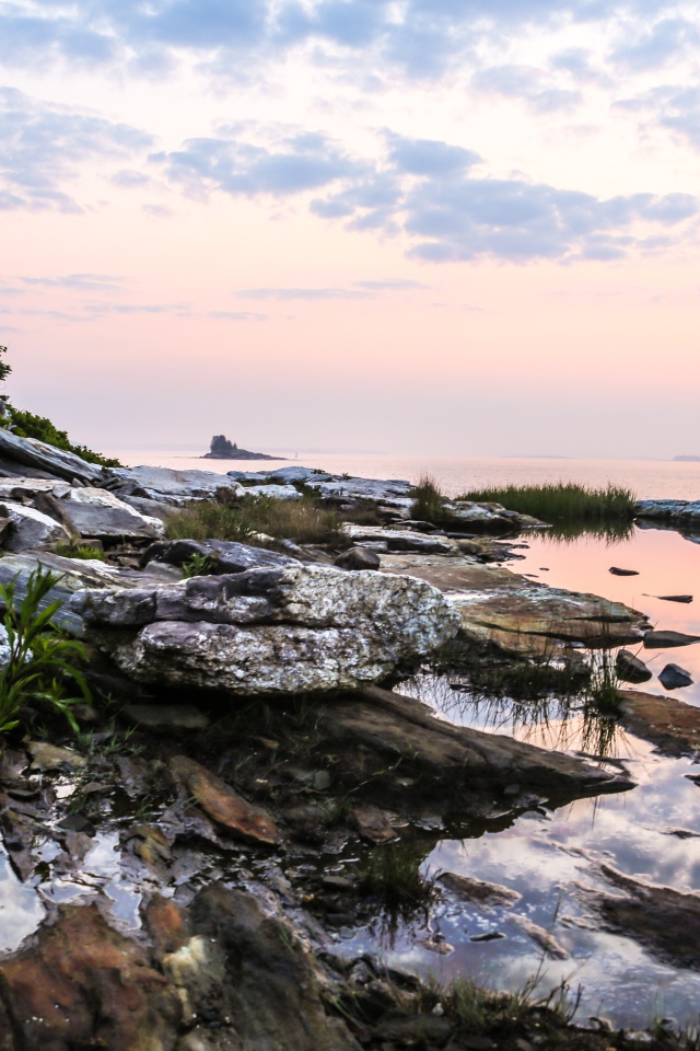 Камни на берегу под красивым небом 