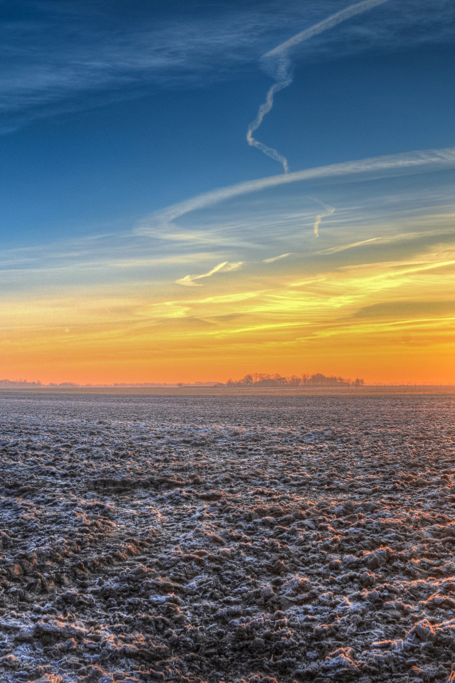 Восход солнца над покрытым инеем полем