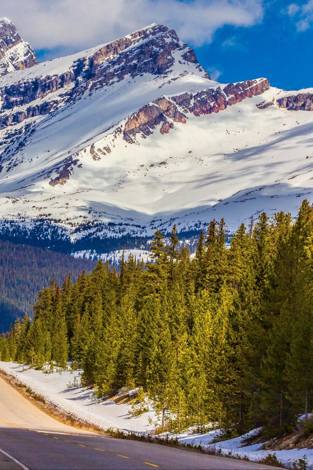 Дорога на фоне заснеженных гор, Национальный парк Банф. Канада