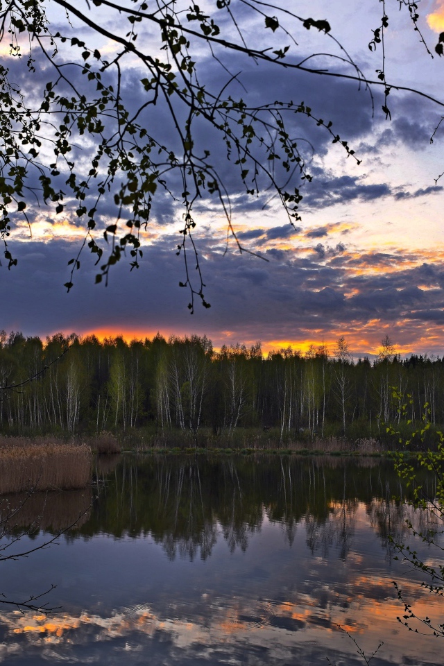 Небо отражается в реке на закате солнца