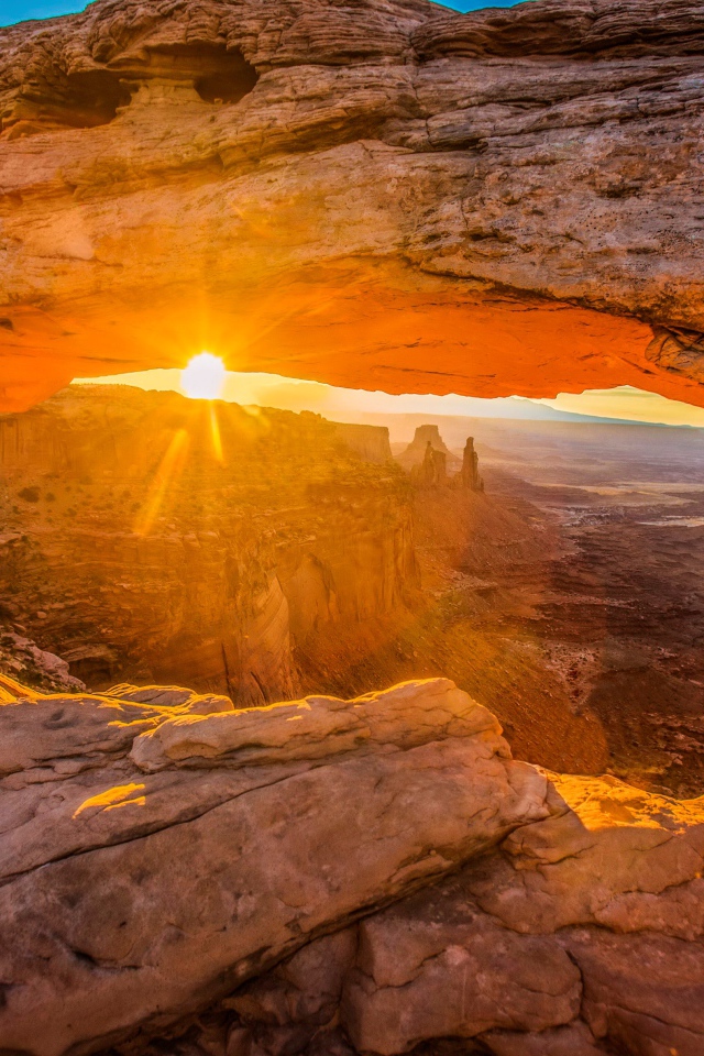 Солнце пробивается сквозь каменные скалы каньона