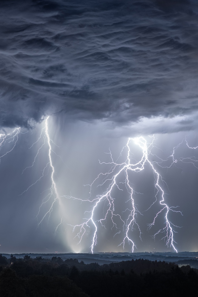 Грозовое небо с молнией над городом