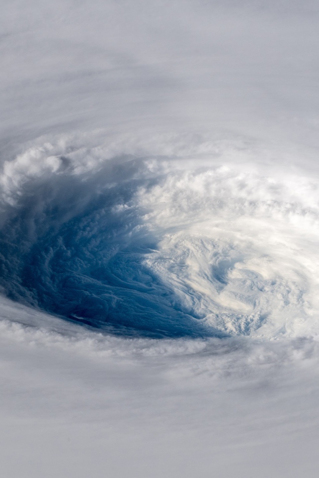 Тропический циклон тайфун в небе