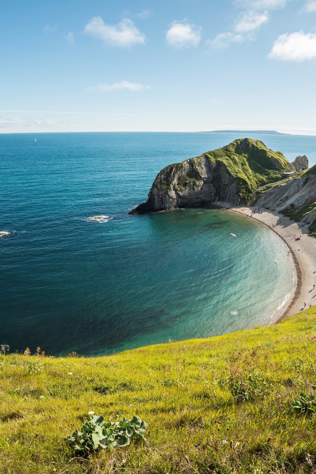 Вид на морской горизонт со скалы покрытой травой