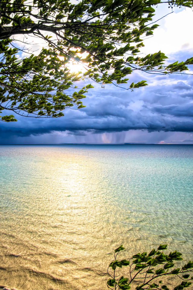 Вид на грозу над океаном 