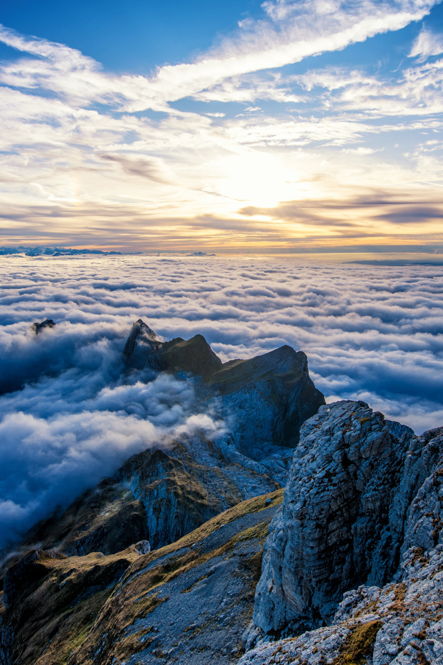Белые облака в горах под красивым небом