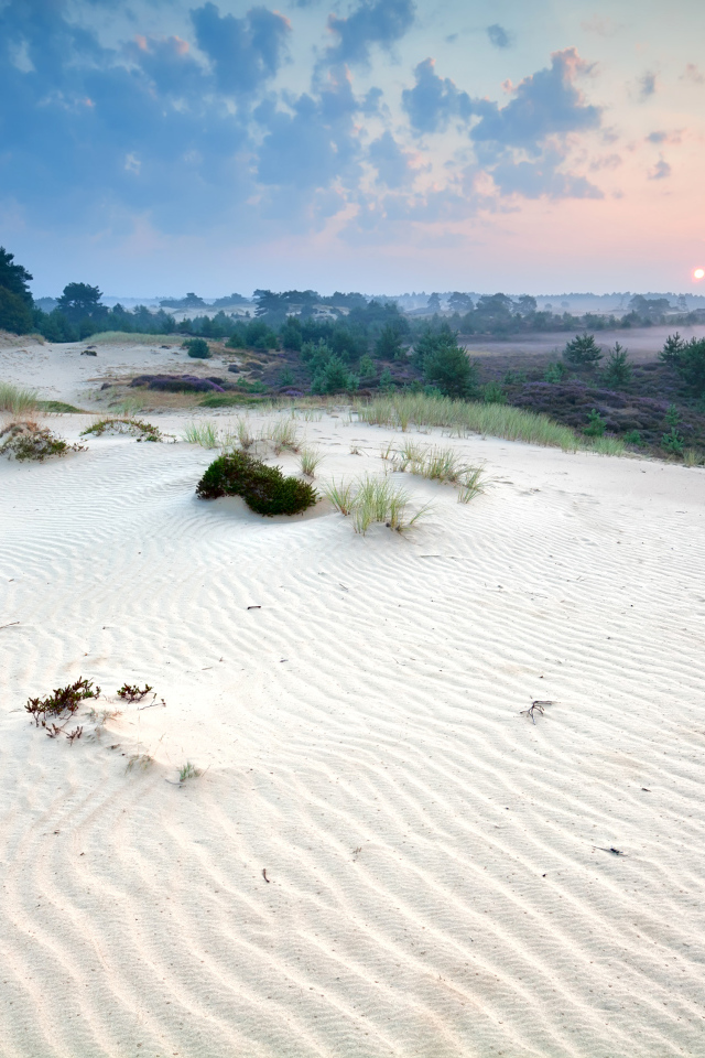 Белый песок под красивым небом 