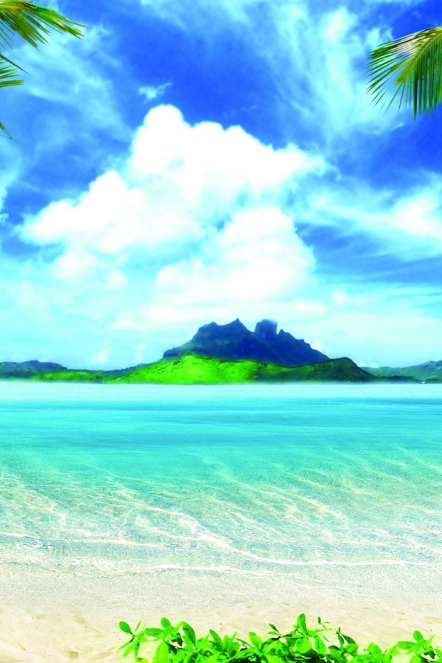 Красивый тропический пляж под голубым небом с белыми облаками