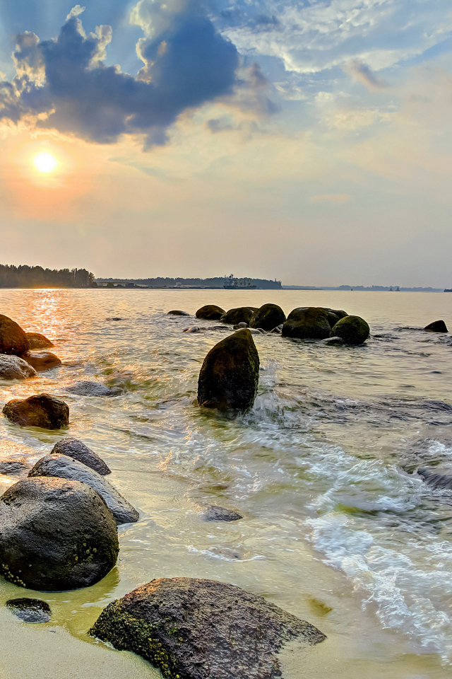 Большие камни на берегу океана на рассвете 