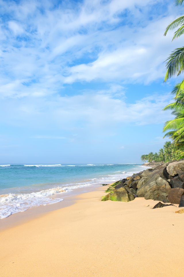 Большие камни на тропическом пляже у океана