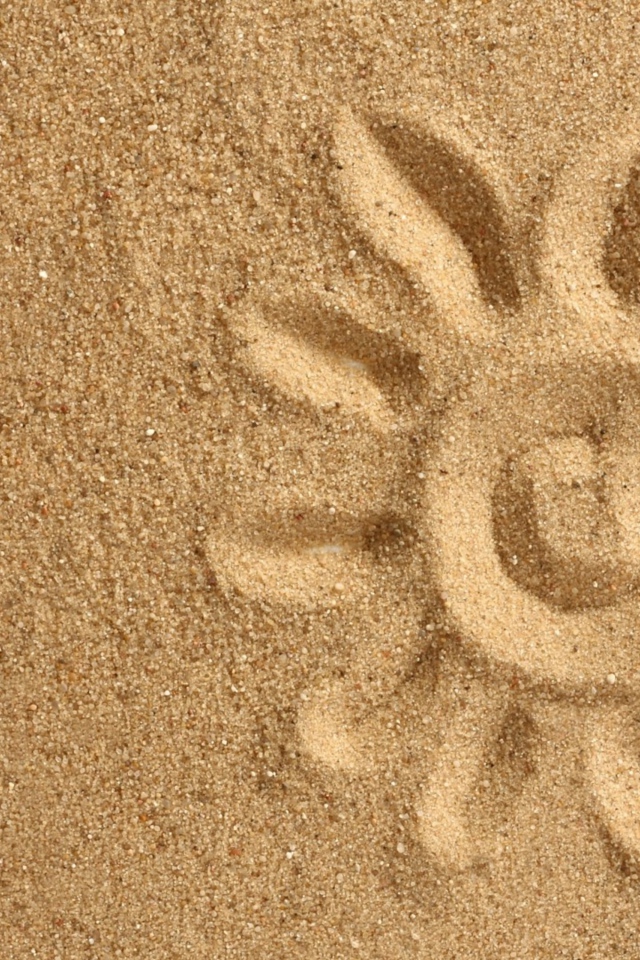 Солнце нарисованное на желтом песке